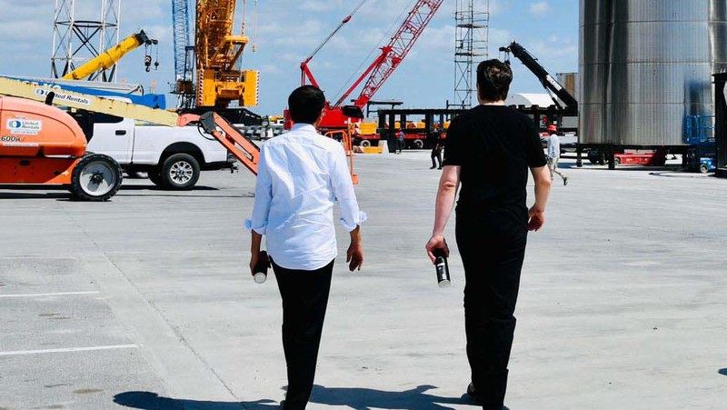 Presiden Joko Widodo mengunjungi Gedung Stargate SpaceX di Boca Chica, Amerika Serikat. Jokowi berkeliling melihat fasilitas produksi roket SpaceX ditemani Elon Musk.