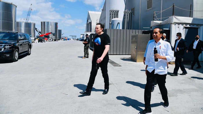 Presiden Joko Widodo mengunjungi Gedung Stargate SpaceX di Boca Chica, Amerika Serikat. Jokowi berkeliling melihat fasilitas produksi roket SpaceX ditemani Elon Musk.
