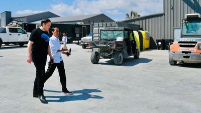 Potret Senyum Lebar Jokowi dan Elon Musk saat Bertemu di Space X