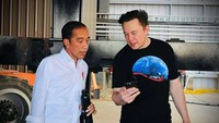 Presiden Jokowi terlihat berdiskusi di sepanjang jalan saat sedang berkeliling pabrik produksi roket Space X, bersama Musk. Foto: Instagram Setpres RI