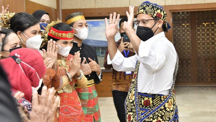 Momentum perayaan Hari Pendidikan Nasional (Hardiknas) disambut antusias oleh insan pendidikan di berbagai wilayah tanah air. Khususnya bagi kalangan pemuda yang ikut partisipasi dalam upacara di Kantor Kementerian Pendidikan, Kebudayaan, Riset, dan Teknologi (Kemendikbudristek), Jakarta.