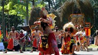 Sementara itu ada juga Penari-penari lain yang berkostum raja, panglima perang, kesatria, dan prajurit penunggang kuda. Reog kini juga telah berkembang di berbagai provinsi di Indonesia. Kepopuleran tak hanya membumi, tapi hingga kemancanegara seperti Amerika Serikat, Belanda, Korea, Jepang, Hong Kong, dan Malaysia.