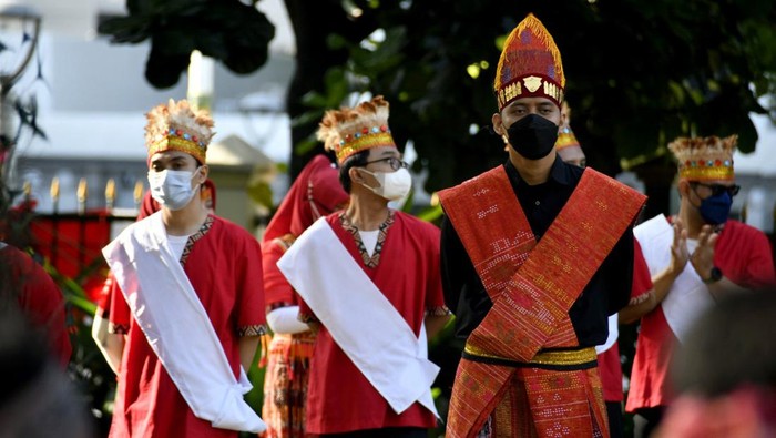Momentum perayaan Hari Pendidikan Nasional (Hardiknas) disambut antusias oleh insan pendidikan di berbagai wilayah tanah air. Khususnya bagi kalangan pemuda yang ikut partisipasi dalam upacara di Kantor Kementerian Pendidikan, Kebudayaan, Riset, dan Teknologi (Kemendikbudristek), Jakarta.