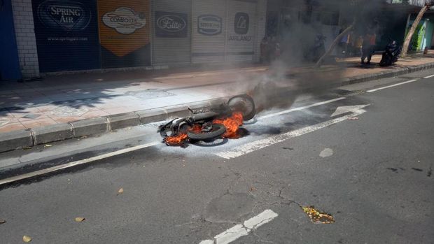motor terbakar di surabaya