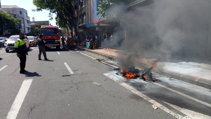 motor terbakar di surabaya