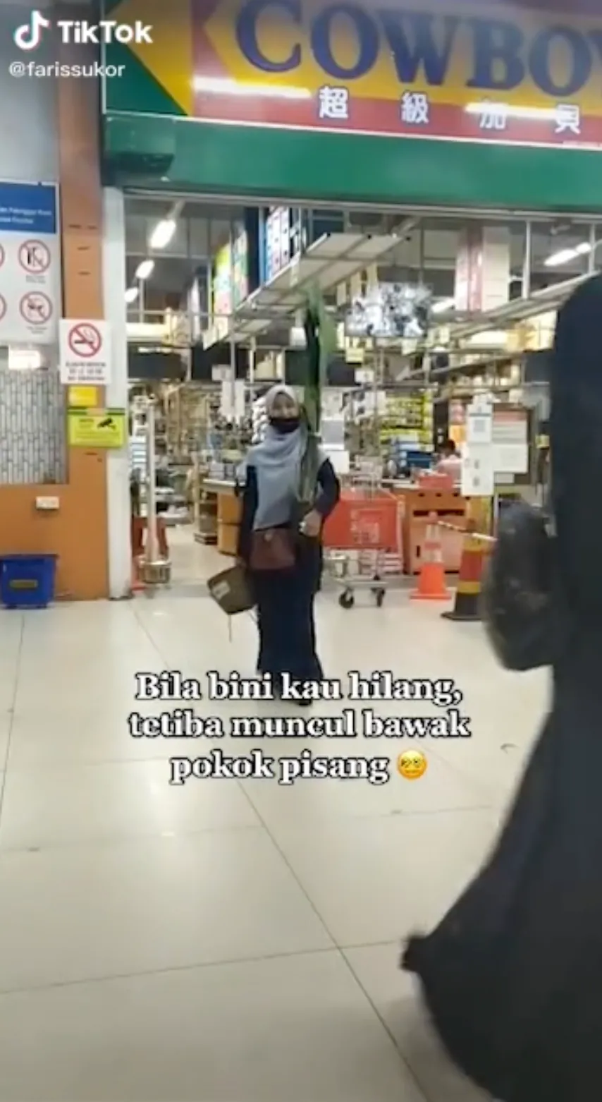 Ngakak! Hilang di Supermarket, Istri Ini Keluar Beli Daun Pisang Beserta Pohonnya