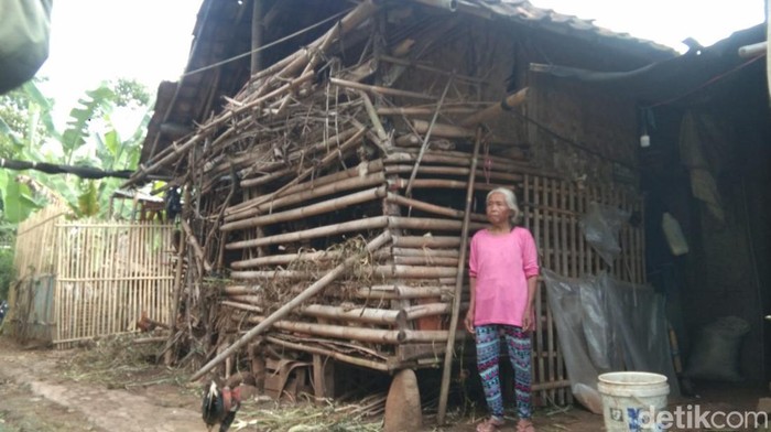 Odah dan suami tinggal di gubug reyot dengan berdempetan dengan kandang kambing