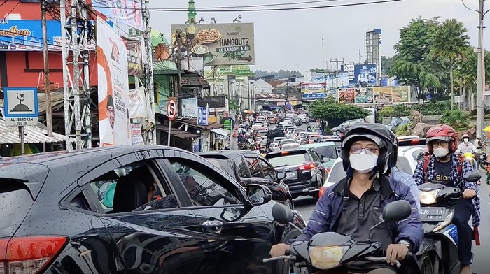 One Way dari Puncak ke Arah Jakarta Berlaku, Lalin Pasar Cisarua Macet!