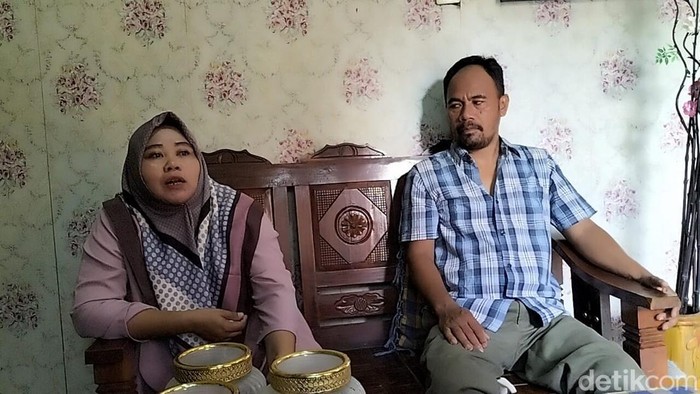 Orang tua Ardian Hafidz Annafi (18), siswa yang diterima di 7 kampus top dunia. Pasangan Mardiyono (48) dan Yuni Puji Astuti (43), bersyukur anaknya bisa mendapatkan beasiswa sekolah gratis.