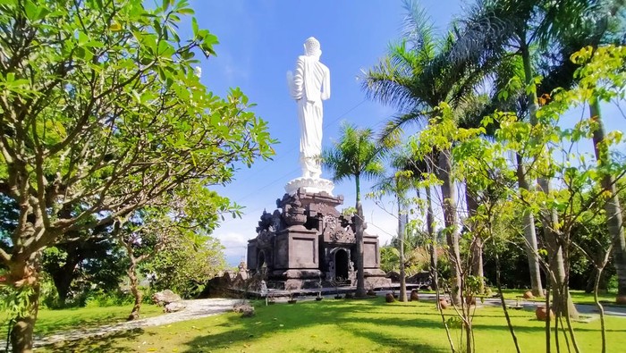 Patung Buddha Vihara Empu Astapaka, Kelurahan Gilimanuk, Kecamatan Melaya, Kabupaten Jembrana, Bali Minggu (15/5/2022)