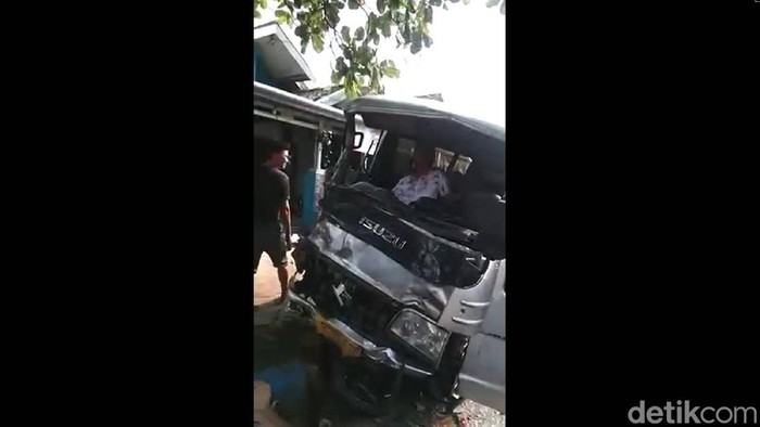 Penampakan elf yang menabrak belasan pemotor di Karawang