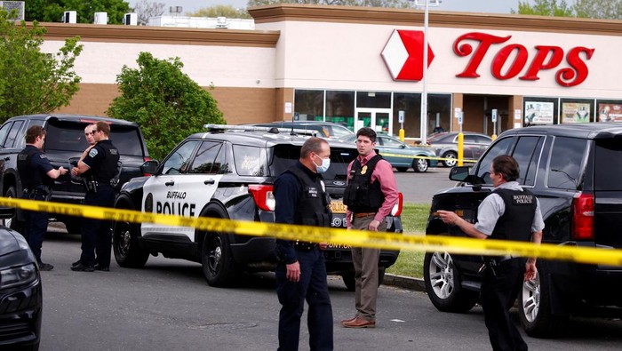 Police officers secure the scene after a shooting at TOPS supermarket in Buffalo, New York, U.S. May 14, 2022.  REUTERS/Jeffrey T. Barnes  NO ARCHIVES. NO RESALES. REFILE - CORRECTING DATE