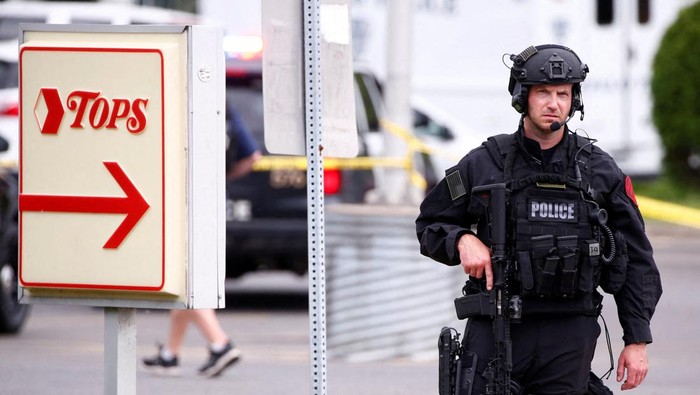 Penembakan Massal di AS, 10 Orang Tewas Police officers secure the scene after a shooting at TOPS supermarket in Buffalo, New York, U.S. May 14, 2022. REUTERS/Jeffrey T. Barnes NO ARCHIVES. NO RESALES. REFILE - CORRECTING DATE