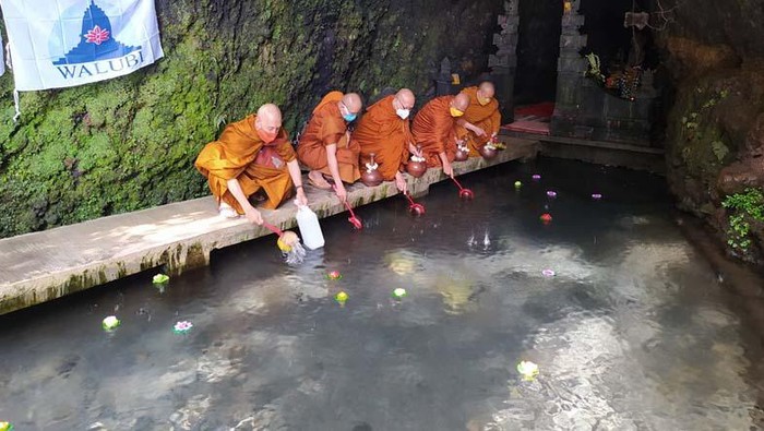 Pengambilan Air Berkah Jelang Waisak di Temanggung Umat Buddha mengambil Air Berkah dari Umbul Jumprit, Kabupaten Temanggung, Jawa Tengah. Pengambilan Air Berkah ini merupakan rangkaian perayaan Waisak.