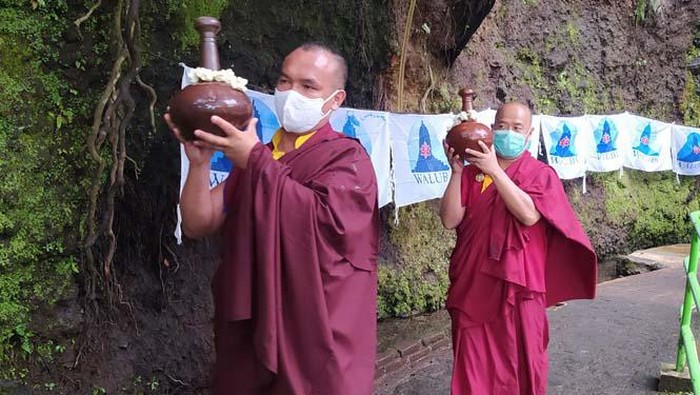 Umat Buddha mengambil Air Berkah dari Umbul Jumprit, Kabupaten Temanggung, Jawa Tengah. Pengambilan Air Berkah ini merupakan rangkaian perayaan Waisak.