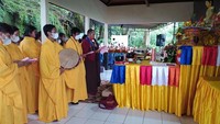 Sebelum pengambilan Air Berkah terlebih dahulu dilakukan doa bersama yang dipimpin para biksu sangha masing-masing, terus dilanjutkan pengambilan Air Berkah.