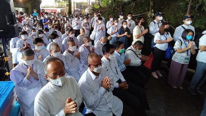 Umat Buddha mengambil Air Berkah dari Umbul Jumprit, Kabupaten Temanggung, Jawa Tengah. Pengambilan Air Berkah ini merupakan rangkaian perayaan Waisak.