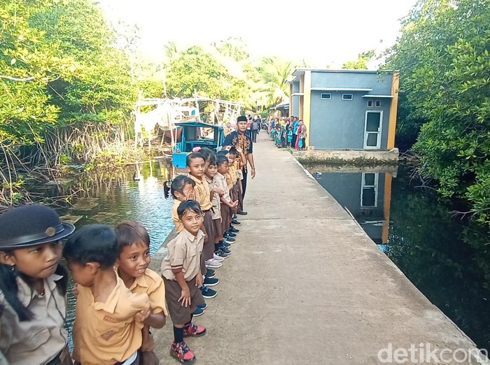 Perjalanan menuju Desa Nyamuk, Kecamatan Karimunjawa, Jepara, Jumat (13/5/2022).