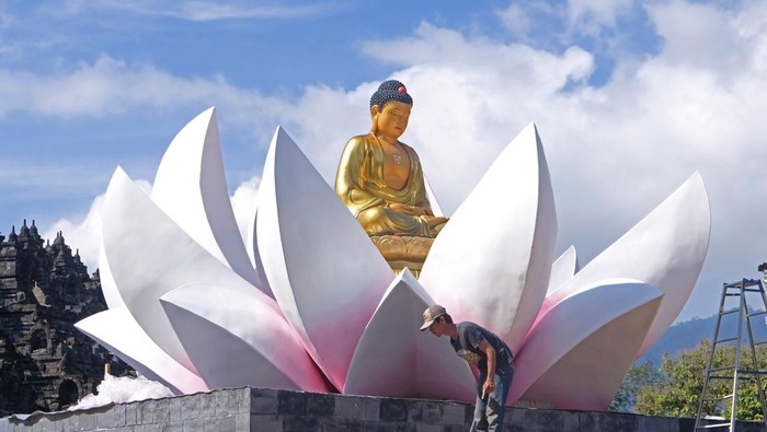 PERSIAPAN PERAYAAN WAISAK 2022 Sejumlah pekerja menyelesaikan pembuatan altar puja bakti perayaan Tri Suci Waisak Nasional 2022 di pelataran kompleks Taman Wisata Candi (TWC) Borobudur, Magelang, Jateng, Sabtu (14/5/2022). Perayaan Tri Suci Waisak Nasional 2566 BE/2022 kembali diselenggarakan di Candi Borobudur setelah ditiadakan selama dua tahun akibat pandemi COVID-19 dengan menerapkan pembatasan hanya sebanyak 1.200 peserta. ANTARA FOTO/Anis Efizudin/rwa.