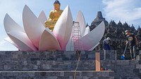 Puncak perayaan Waisak 2566 BE di Candi Borobudur, Kabupaten Magelang, Jawa Tengah, akan ditutup dengan penerbangan lampion, Senin (16/5) malam. Lampion yang akan diterbangkan rencananya sebanyak 2.022 buah, buatan dari Thailand. (Anis Afizudin/Antara)