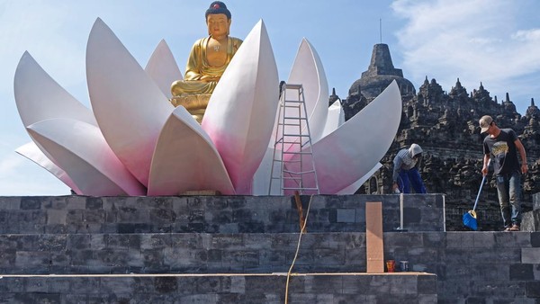 Puncak perayaan Waisak 2566 BE di Candi Borobudur, Kabupaten Magelang, Jawa Tengah, akan ditutup dengan penerbangan lampion, Senin (16/5) malam. Lampion yang akan diterbangkan rencananya sebanyak 2.022 buah, buatan dari Thailand. (Anis Afizudin/Antara) Puncak perayaan Waisak 2566 BE di Candi Borobudur, Kabupaten Magelang, Jawa Tengah, akan ditutup dengan penerbangan lampion, Senin (16/5) malam. Lampion yang akan diterbangkan rencananya sebanyak 2.022 buah, buatan dari Thailand. (Anis Afizudin/Antara)