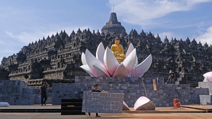 Sejumlah pekerja menyelesaikan pembuatan altar puja bakti perayaan Tri Suci Waisak Nasional 2022 di pelataran kompleks Taman Wisata Candi (TWC) Borobudur, Magelang, Jateng, Sabtu (14/5/2022). Perayaan Tri Suci Waisak Nasional 2566 BE/2022 kembali diselenggarakan di Candi Borobudur setelah ditiadakan selama dua tahun akibat pandemi COVID-19 dengan menerapkan pembatasan hanya sebanyak 1.200 peserta. ANTARA FOTO/Anis Efizudin/rwa.