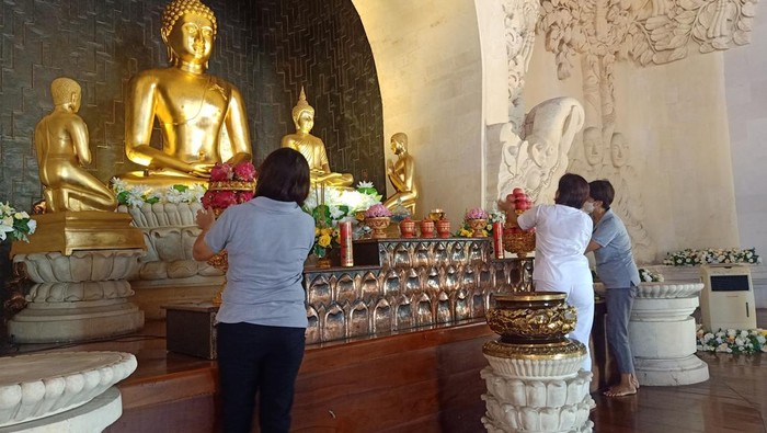 Persiapan Vihara Buddha Sakyamuni di Jalan Gunung Agung Lingkungan Padang Udayana No 3A Denpasar jelang Trisuci Waisak 2566/2022