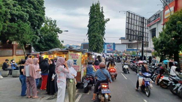 PKL di Jalan Dago Sukabumi.
