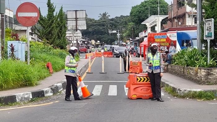 Polisi berlakukan one way arah Jakarta di Puncak Bogor, Minggu (15/5/2022).