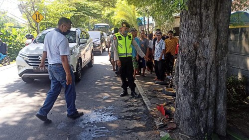 Polisi dan Unit Laka Lantas Polsek Gerokgak saat melakukan olah TKP.