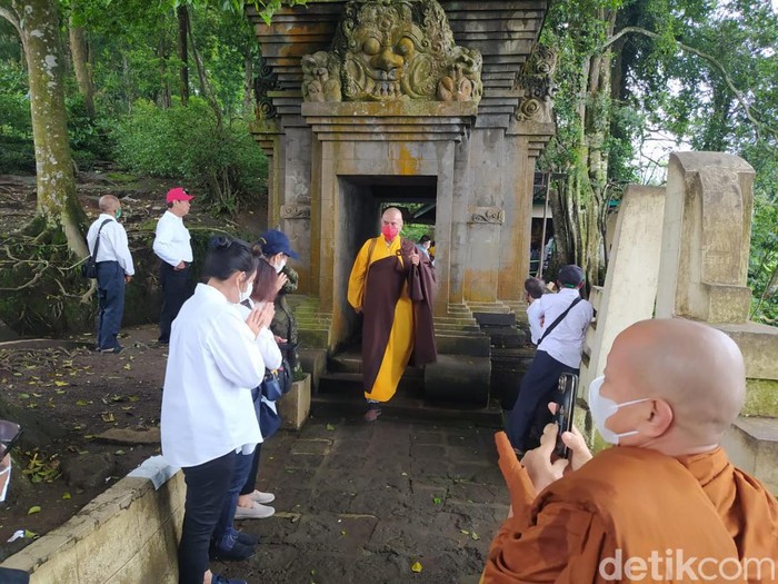 Prosesi pengambilan Air Berkah di Umbul Jumprit Kabupaten Magelang, Minggu (15/5/2022).