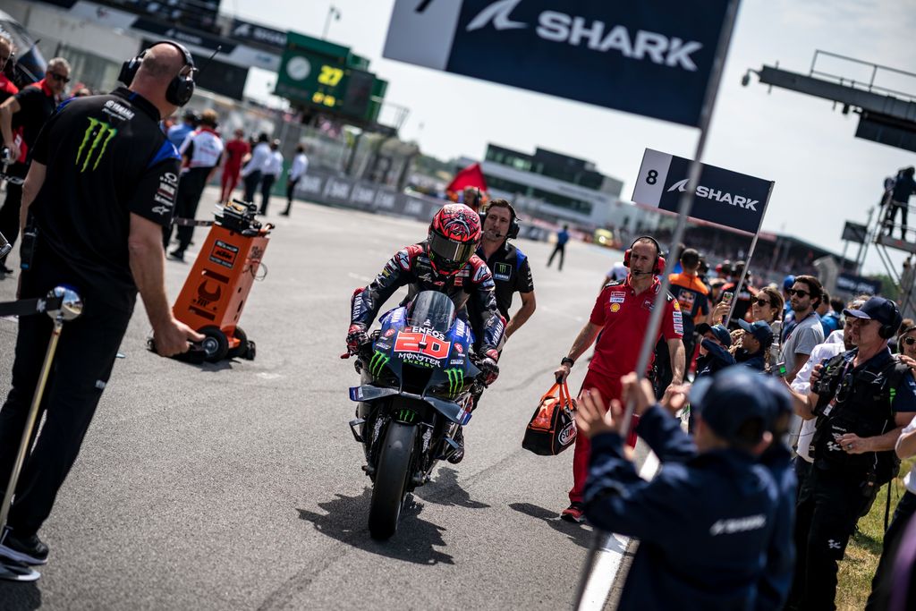 LE MANS, FRANCE - MAY 15: Fabio Quartararo of France and Monster Energy Yamaha MotoGP rolls into the grid during the race of the MotoGP SHARK Grand Prix de France at Bugatti Circuit on May 15, 2022 in Le Mans, France. (Photo by Steve Wobser/Getty Images)