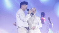 Keputusan Rey Mbayang dan Dinda Hauw untuk menikah rupanya membuat kaget aktor dan tim produksi Cinta Subuh. Foto: (Dok. Noel/detikcom)