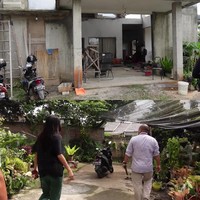 Istri dari Arie Kriting, aktris Indah Permatasari tengah merenovasi rumah orang tuanya yang berlokasi di Sawangan, Depok. Indah membagikan prosesnya di video YouTube. Rumahnya itu memiliki halaman luas dan hampir setiap sudut dipenuhi tanaman hias. Foto: dok. YouTube Indah Permatasari