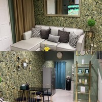 Tahun lalu, Kartika Putri merenovasi rumah mertua sekaligus rumah masa kecil suaminya Habib Usman. Dalam waktu satu minggu, Kartika menyulap rumah tersebut dengan konsep minimalis. Dia memilih hijau karena merupakan warna yang paling disukai Rasulullah yang dikombinasikan dengan warna gold agar suasana semakin hidup. Foto: dok. YouTube Kartika Putri Official