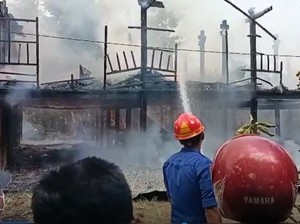 Rumah Panggung di Pinrang Ludes Dilahap Api, Tersisa Hanya Rangka