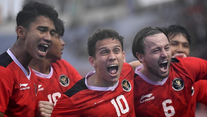 Pesepak bola Timnas Indonesia Egy Maulana Vikri (tengah) bersama rekan setimnya melakukan selebrasi usai mencetak gol ke gawang Timnas Myanmar dalam laga lanjutan Grup A Sepak Bola SEA Games 2021 Vietnam di Stadion Viet Tri, Phu Tho, Vietnam, Minggu (15/5/2022).  Indonesia menang atas Myanmar dengan skor 3-1 dan memastikan Indonesia lolos ke semifinal. ANTARA FOTO/Zabur Karuru/YU