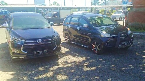 Sejumlah kendaraan plat luar milik wisatawan mulai memadati area pos pemeriksaan KTP di Pelabuhan Gilimanuk, Kabupaten Jembrana, Bali, Minggu (15/5/2022)