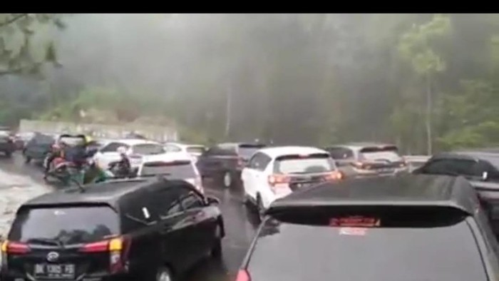 Suasana arus lalu lintas Medan-Berastagi, Minggu (15/5/2022)