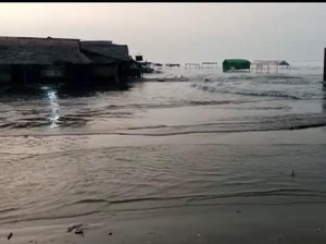 Waspada! Gelombang Tinggi di Pantai Lebak Selatan