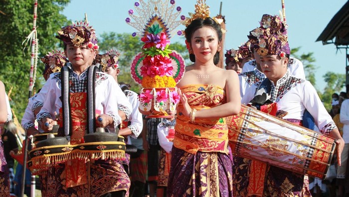 Suasana parade Baleganjur kreasi yang digelar Desa Adat Banjarankan di Jaba Pura Dalem Setra Delodan, Desa Adat Banjarangkan, Minggu (15/5/2022).