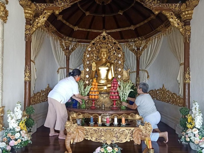 Suasana persiapan menjelang Trisuci Waisak 2566/2022 di Vihara Buddha Guna pada Minggu (15/5/2022).