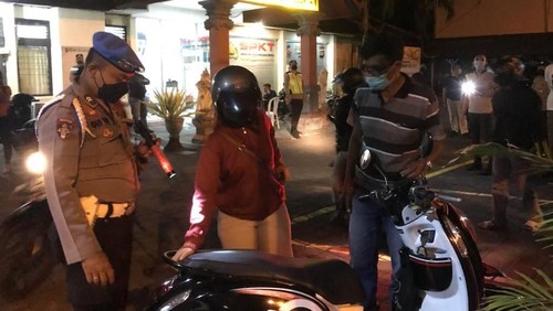 Suasana saat anggota kepolisian menggelar patroli dan razia rutin di depan Mapolsek Denpasar Selatan