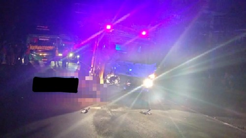 Suasana setelah kecelakaan antara motor dan truk di jalan jurusan Denpasar-Gilimanuk, Banjar/Desa Samsam, Kecamatan Kerambitan, Minggu (15/5/2022) pagi.