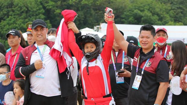 Tiara Prastika Andini meraih medali emas SEA Games 2021 di disiplin MTB downhill.