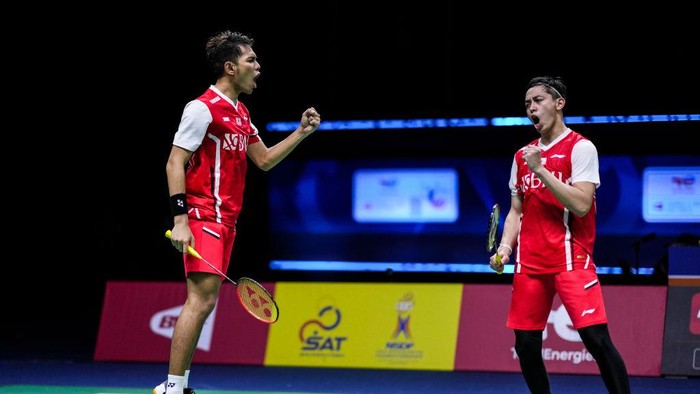 BANGKOK, THAILAND - MAY 13: Fajar Alfian (L) and Muhammad Rian Ardianto of Indonesia react in the Thomas Cup Semi Final Mens Double match against Akira Koga and Yuta Watanabe of Japan during day six of the BWF Thomas and Uber Cup Finals at Impact Arena on May 13, 2022 in Bangkok, Thailand. (Photo by Shi Tang/Getty Images)