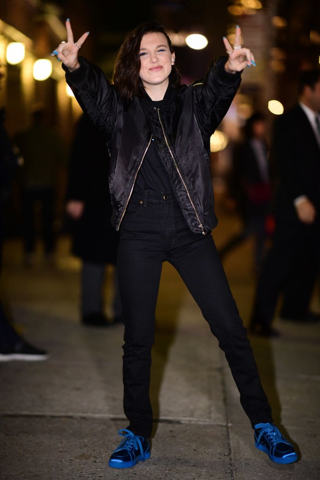 Gaya kasual yang cenderung maskulin dan tomboy hampir menemani hari-harinya. Ketika akan tampil di The Late Show With Stephen Colbert pada November 2018, ia tampil dengan busana serba hitam yang terdiri dari kaus dan jaket bomber, serta jaket dan sneakers sebagai bawahan. (Foto: GC Images/James Devaney)