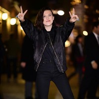 Gaya kasual yang cenderung maskulin dan tomboy hampir menemani hari-harinya. Ketika akan tampil di The Late Show With Stephen Colbert pada November 2018, ia tampil dengan busana serba hitam yang terdiri dari kaus dan jaket bomber, serta jaket dan sneakers sebagai bawahan. (Foto: GC Images/James Devaney)