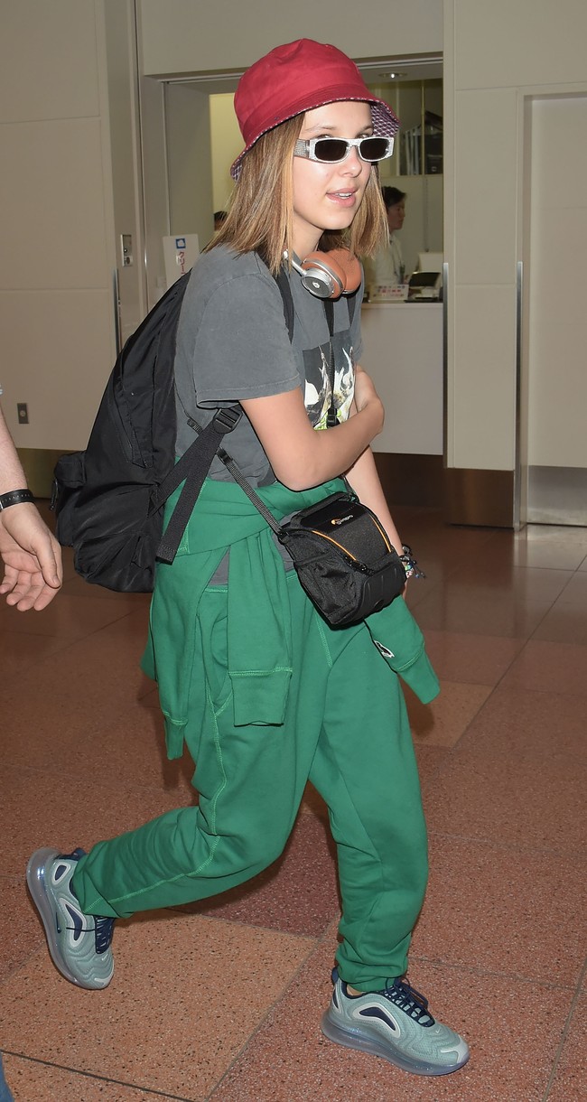 Masuk 2019, ia masih setia dengan gayanya yang boyish. Apalagi saat traveling dari satu negara ke negara lain. Ini penampilan Millie setelah tiba di Haneda Airport, Jepang. (Foto: WireImage/Jun Sato)