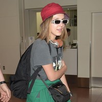 Masuk 2019, ia masih setia dengan gayanya yang boyish. Apalagi saat traveling dari satu negara ke negara lain. Ini penampilan Millie setelah tiba di Haneda Airport, Jepang. (Foto: WireImage/Jun Sato)